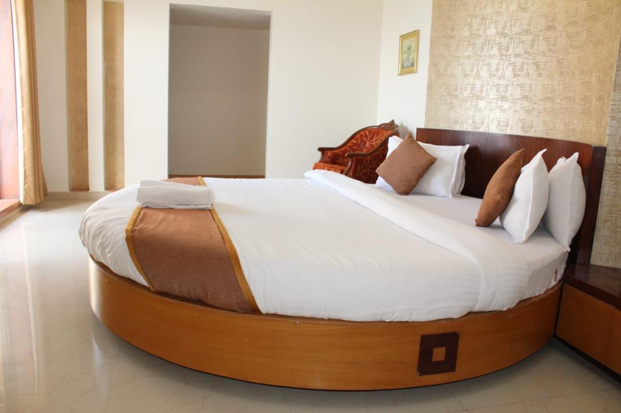 Abhishek Beach Resort And Spa Ganpatipule Esterno foto