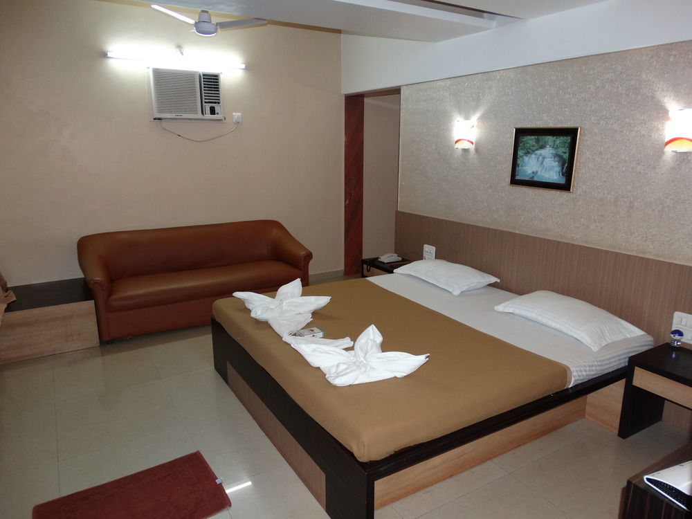 Abhishek Beach Resort And Spa Ganpatipule Esterno foto