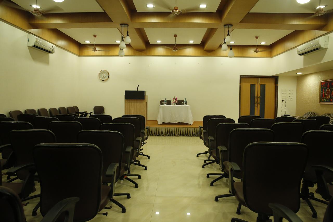 Abhishek Beach Resort And Spa Ganpatipule Esterno foto