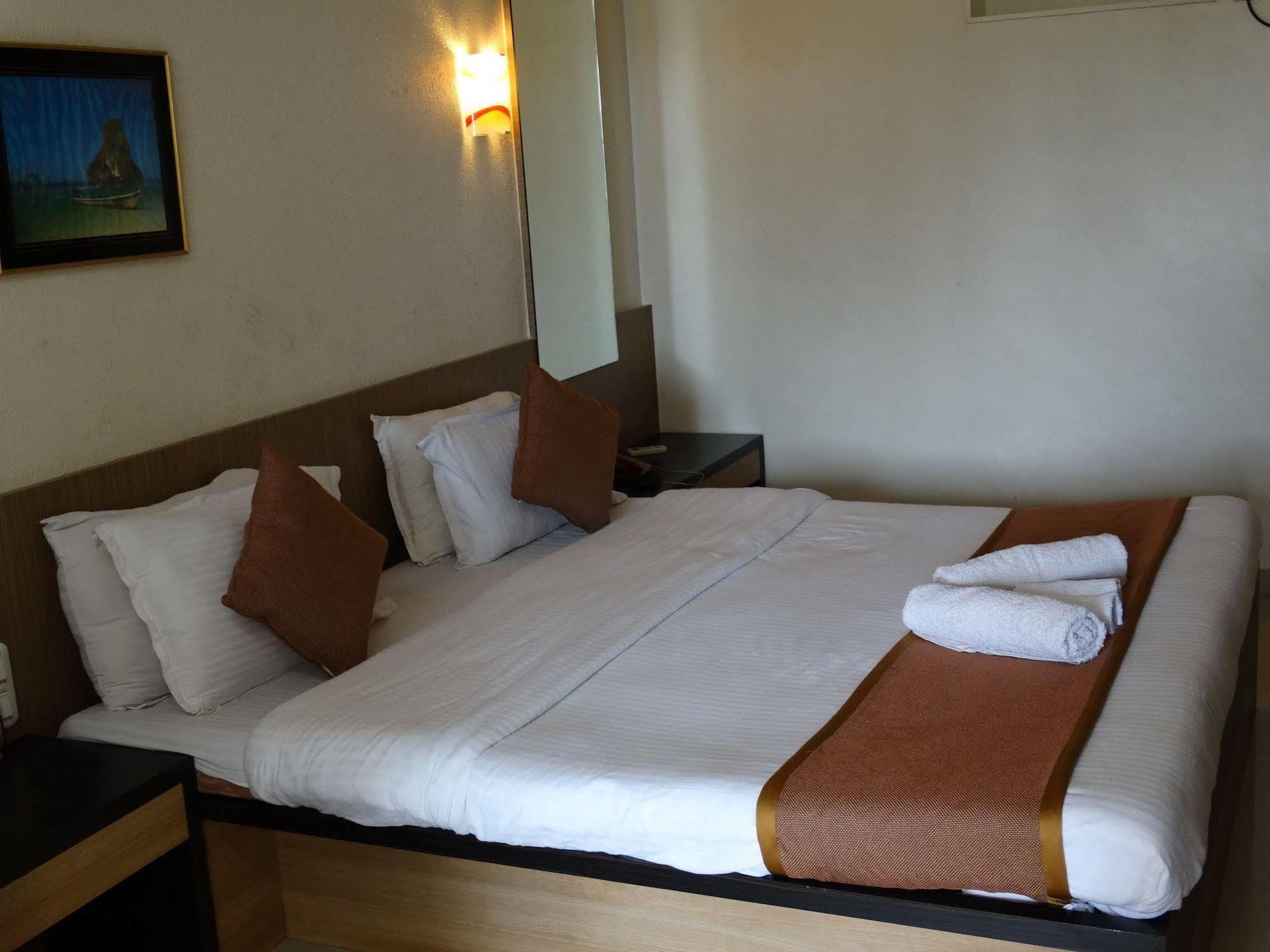 Abhishek Beach Resort And Spa Ganpatipule Esterno foto