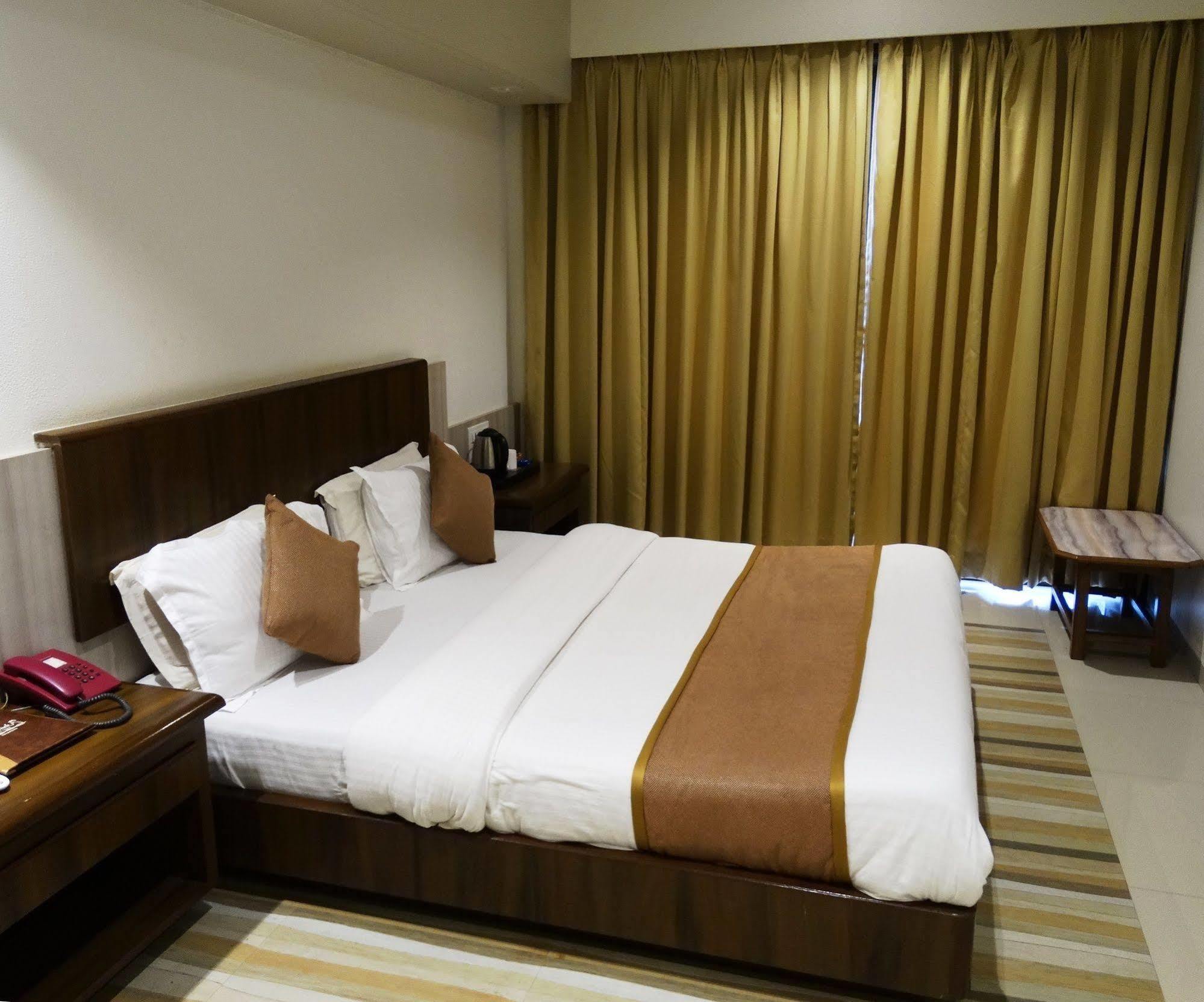 Abhishek Beach Resort And Spa Ganpatipule Esterno foto