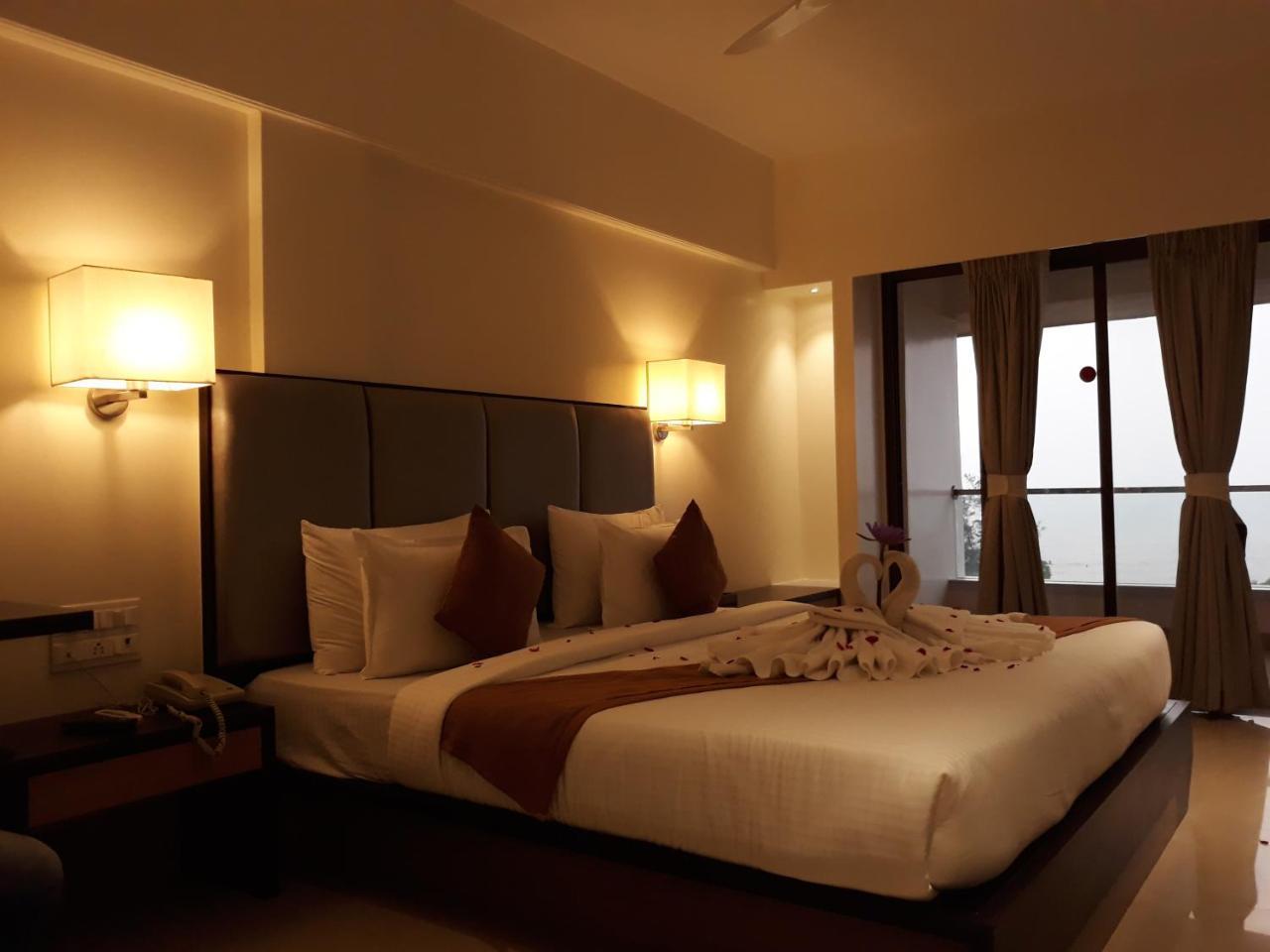 Abhishek Beach Resort And Spa Ganpatipule Esterno foto
