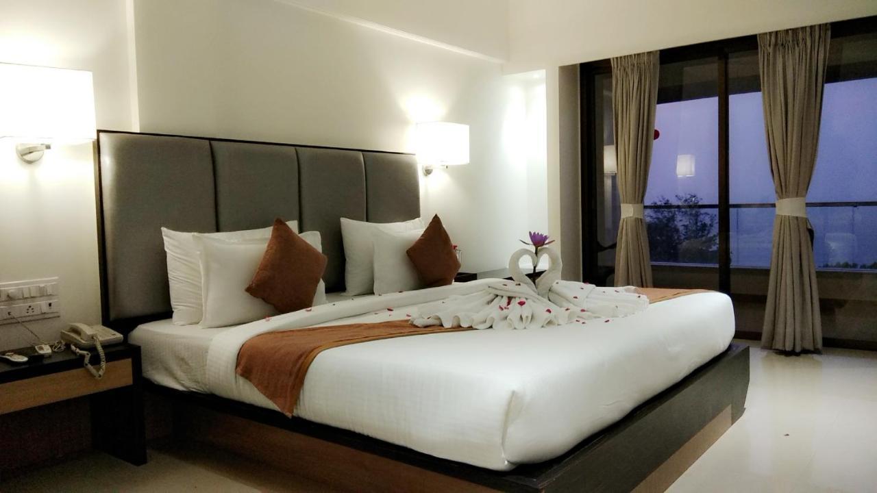 Abhishek Beach Resort And Spa Ganpatipule Esterno foto