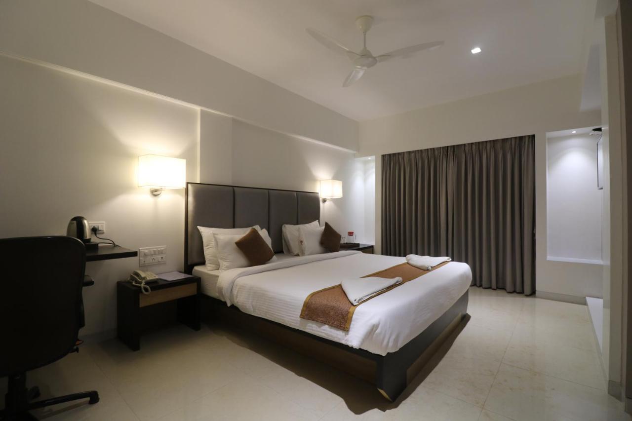 Abhishek Beach Resort And Spa Ganpatipule Esterno foto