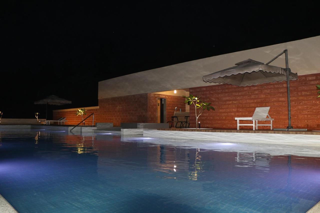 Abhishek Beach Resort And Spa Ganpatipule Esterno foto