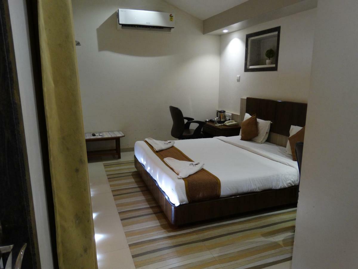 Abhishek Beach Resort And Spa Ganpatipule Esterno foto