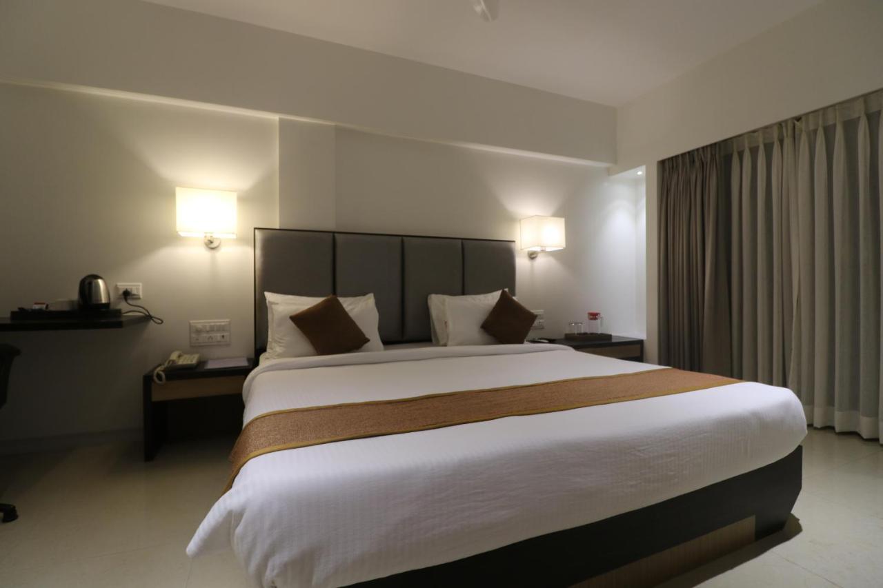 Abhishek Beach Resort And Spa Ganpatipule Esterno foto